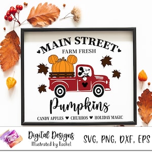 Peut inclure: Un camion rouge avec un personnage de Mickey Mouse au volant, transportant des citrouilles. Le camion porte l'inscription "Main Street Farm Fresh Pumpkins" et "Candy Apples Churros Holiday Magic".