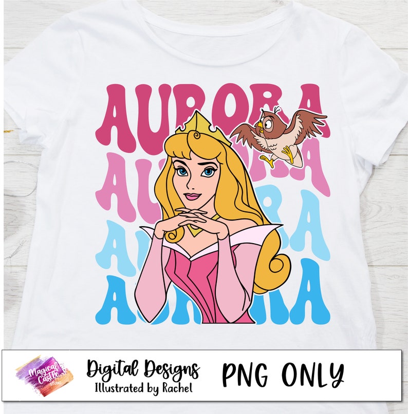 Może przedstawiać: Biały T-shirt z r&oacute;żowym, niebieskim i jasnoniebieskim wzorem graficznym przedstawiającym księżniczkę Disneya Aurorę, znaną r&oacute;wnież jako Śpiąca Kr&oacute;lewna, z tekstem "AURORA" powt&oacute;rzonym w retro czcionce. Grafika zawiera r&oacute;wnież mały obrazek przyjaciela sowy Aurory, w prawym g&oacute;rnym rogu.