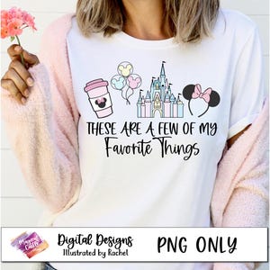 Puede incluir: Camiseta blanca con una taza de café rosa, un castillo rosa, globos y una diadema rosa de Minnie Mouse. El texto en la camiseta dice "These are a few of my favorite things."