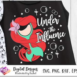 Può includere: Una canotta nera con un'illustrazione di una sirena dai capelli rossi e il testo "Under the Influence". Il design include bolle e stelle bianche.