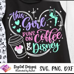 Op de afbeelding: Zwart tanktop met de tekst "This Girl Runs on Coffee & Disney" in een hartvorm, met een koffiekopje en een Tinkerbell-afbeelding. Het ontwerp bevat harten en sterren.