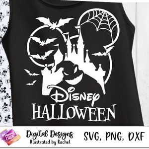 Può includere: Canotta nera con grafica bianca di Halloween Disney. Il design include un castello, pipistrelli, una ragnatela e la scritta "Disney Halloween". La canotta è senza maniche.