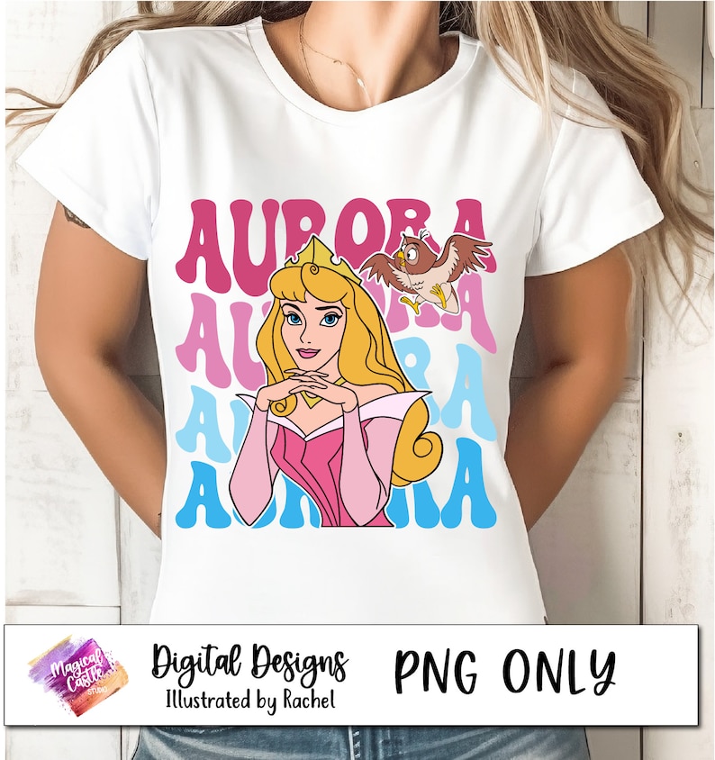 Może przedstawiać: Biały t-shirt z r&oacute;żowym, niebieskim i jasnoniebieskim wzorem graficznym z napisem "Aurora" powt&oacute;rzonym cztery razy. Grafika zawiera r&oacute;wnież kresk&oacute;wkową postać księżniczki Aurory ze Śpiącej Kr&oacute;lewny i małą sowę.