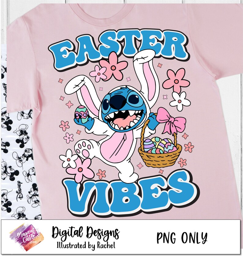 Puede incluir: Una camiseta rosa con un personaje de dibujos animados azul y blanco que lleva un disfraz de conejo. El personaje sostiene una cesta de huevos de Pascua. El texto "Easter Vibes" est&aacute; escrito en letras azules en la camiseta.