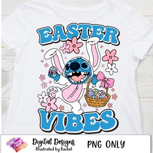 Puede incluir: Un personaje azul de Stitch vestido como un conejito de Pascua sosteniendo una cesta de huevos de Pascua. El texto "Easter Vibes" est&aacute; escrito en letras azules con una fuente retro.