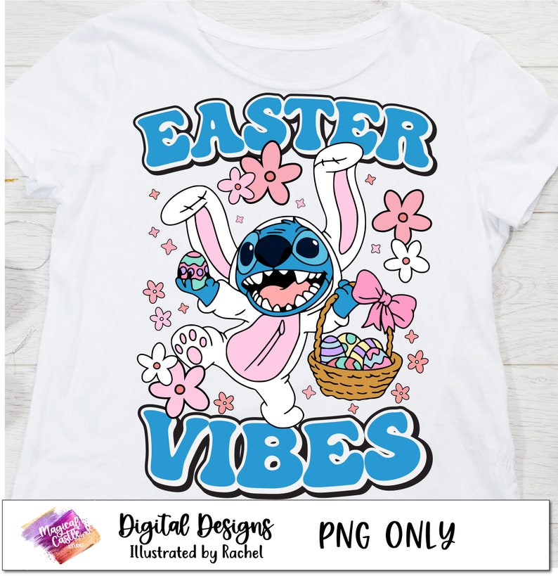 Puede incluir: Un personaje azul de Stitch vestido como un conejito de Pascua sosteniendo una cesta de huevos de Pascua. El texto "Easter Vibes" est&aacute; escrito en letras azules con una fuente retro.