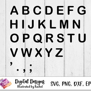Puede incluir: Letras del alfabeto en blanco y negro de la A a la Z, coma, punto y punto y coma en una fuente simple y negrita. Las letras est&aacute;n dispuestas en tres filas. El fondo es una superficie de madera blanca. Digital Designs Illustrated by Rachel. SVG, PNG, DXF, EPS.