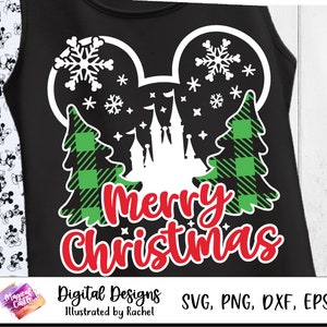 Könnte beinhalten: Ein schwarzes Tanktop mit einer weißen Mickey-Maus-Silhouette, einem weißen Schloss und grün-schwarzen karierten Bäumen. Der Text "Merry Christmas" ist in roter Kursivschrift geschrieben.