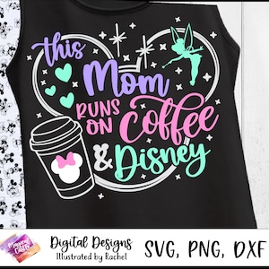 Op de afbeelding: Zwart tanktop met een kleurrijke afbeelding met de tekst "This Mom Runs on Coffee & Disney". Het ontwerp bevat een koffiekopje met een Minnie Mouse strik, harten, sterren en een silhouet van Tinkerbell.