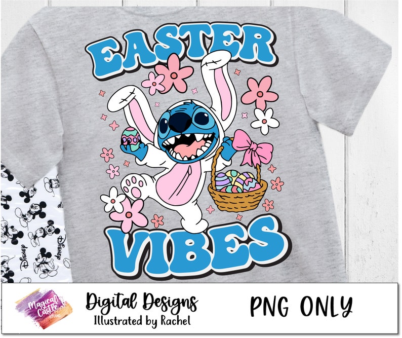 Puede incluir: Una camiseta gris con un dise&ntilde;o de conejo de Pascua azul y blanco. El conejo sostiene una cesta de huevos de Pascua y tiene una cara de personaje Stitch azul. El texto "Easter Vibes" est&aacute; en letras azules y blancas.