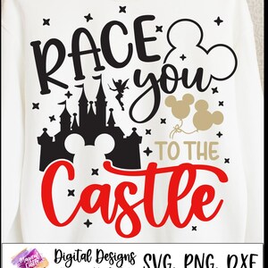 Pode incluir: Camisola branca com um gráfico de castelo preto e as palavras "Race You To The Castle" em preto e vermelho. Inclui uma fada e um design de balões do Mickey Mouse.