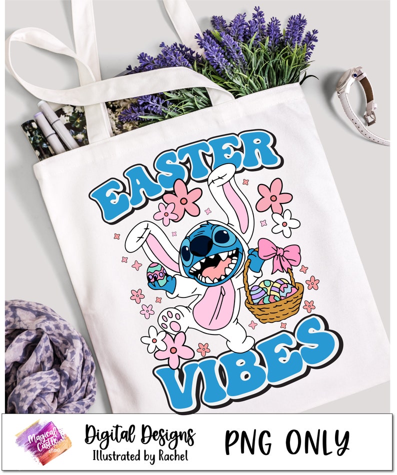Puede incluir: Una bolsa de tela blanca con un dise&ntilde;o de Pascua azul y rosa con Stitch de Lilo & Stitch vestido de conejito de Pascua. El texto "Easter Vibes" est&aacute; escrito en letras azules.