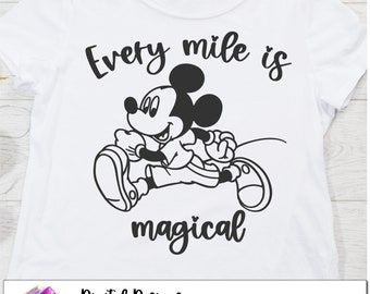 Może przedstawiać: Czarno-biały projekt cyfrowy przedstawiający Myszki Miki biegnącego z tekstem "Every mile is magical".