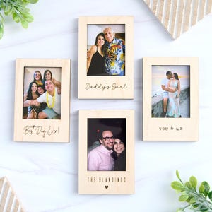 以下が含まれることがあります： 黒い持ち手と「But First, Coffee」の文字が黒い手書き風フォントで書かれた白いセラミックマグ。マグは白い表面に置かれています。マグの高さは約10cmです。