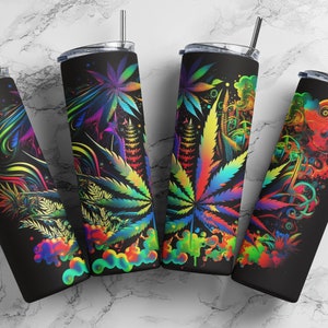 Puede incluir: Cuatro vasos de acero inoxidable con diseños psicodélicos coloridos que presentan una hoja de marihuana, remolinos y formas abstractas. Los vasos tienen tapas y pajitas.