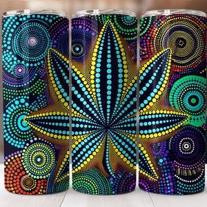 Pode incluir: Três copos de aço inoxidável com um design abstrato colorido que apresenta uma grande folha de cannabis estilizada. O design é composto por pequenos pontos e círculos coloridos.