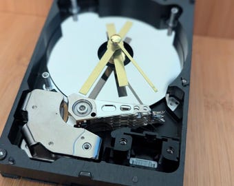 Orologio moderno con disco rigido riciclato