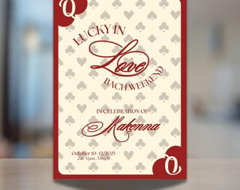 Könnte beinhalten: Rechteckige Einladungskarte mit cremefarbenem Hintergrund und einem sich wiederholenden Muster aus Herzen, Kreuzen, Pik und Karo. Die Karte hat einen roten Rand und den Text "Lucky in Love Bach Weekend" und "In Celebration of Makenna". Das Datum ist der 10. bis 12. Oktober 2025.