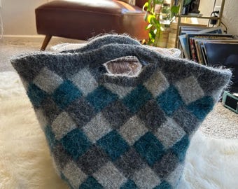 Bolso tipo cubo de lana 100 % hecho a mano