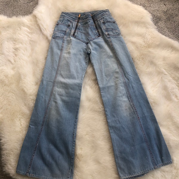 N’est Ce Pas? Iconic Women’s  Vintage 1970s Bell Bottom Jeans