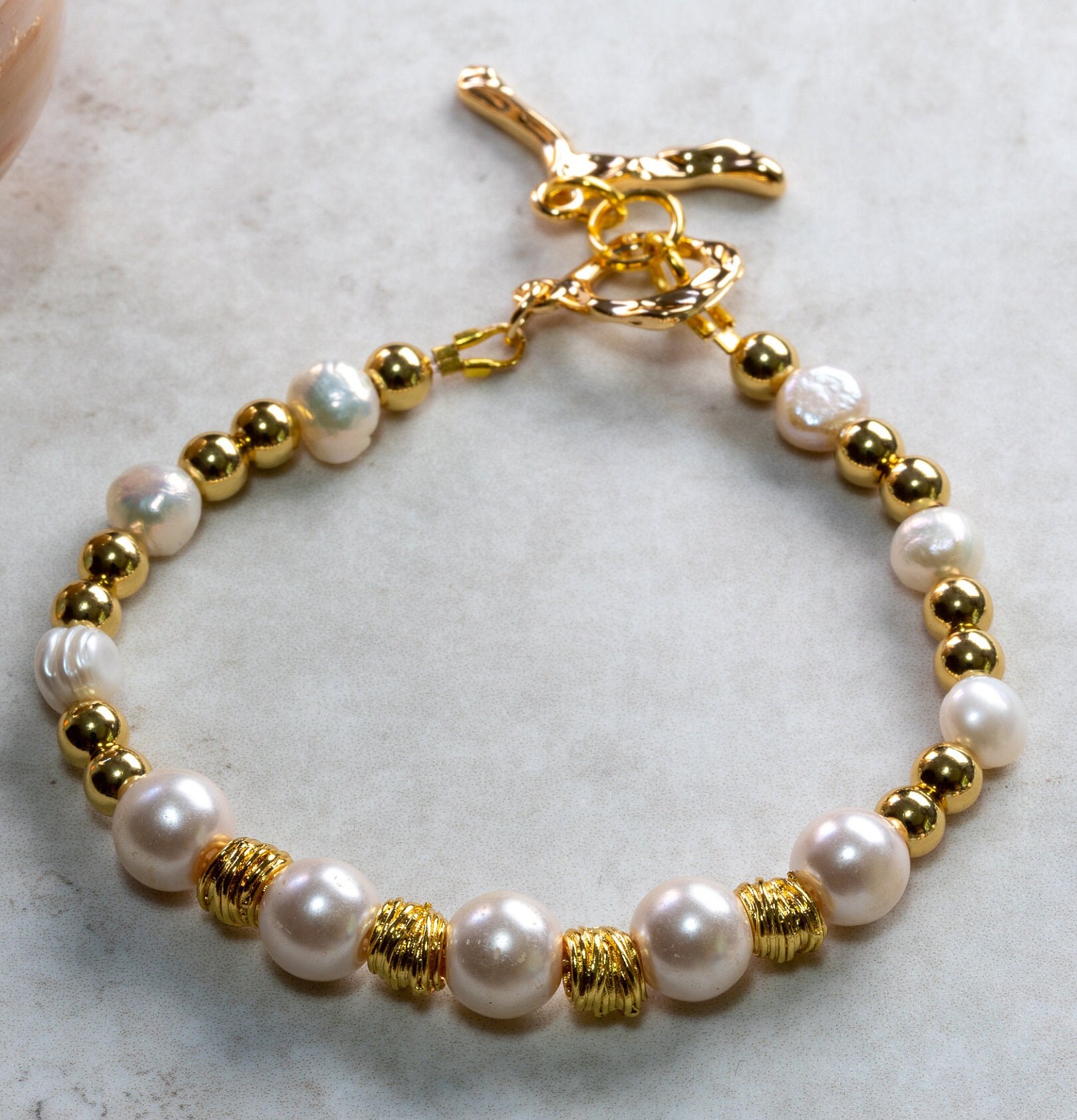 Pearl bracelet with gold clasp deals
