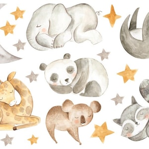 Könnte beinhalten: Aquarell-Illustration eines schlafenden Elefanten, Pandas, Giraffen, Koalas, Waschbären und Faultiers mit Sternen und einer Mondsichel. Die Tiere sind alle in einem hellgrauen, braunen und gelben Farbschema gehalten.