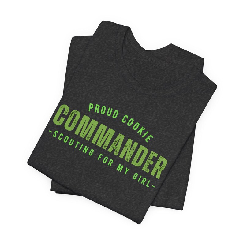 Może przedstawiać: Szary t-shirt z zielonym nadrukiem, na kt&oacute;rym widnieje napis "Proud Cookie Commander - Scouting for my girl - "
