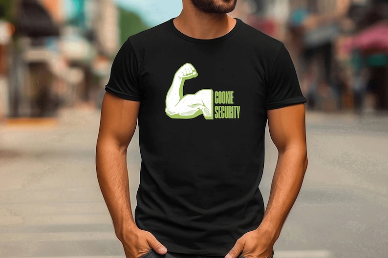 Puede incluir: Una camiseta negra con un gr&aacute;fico verde de un b&iacute;ceps flexion&aacute;ndose con el texto "Cookie Security" debajo.