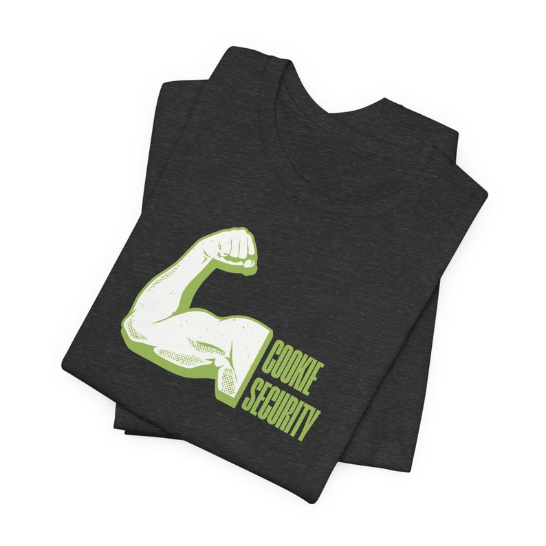 Puede incluir: Una camiseta gris oscuro con un gr&aacute;fico verde de un b&iacute;ceps flexionado con el texto "COOKIE SECURITY" debajo.