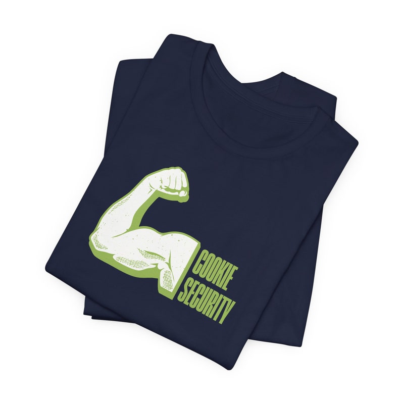 Puede incluir: Una camiseta azul marino con un gr&aacute;fico verde de un b&iacute;ceps flexionado con el texto "COOKIE SECURITY" debajo.