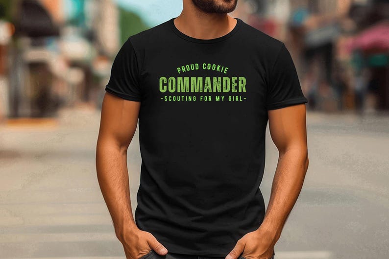 Może przedstawiać: Czarny T-shirt z zielonym tekstem, kt&oacute;ry brzmi "Proud Cookie Commander - Scouting for my girl - "