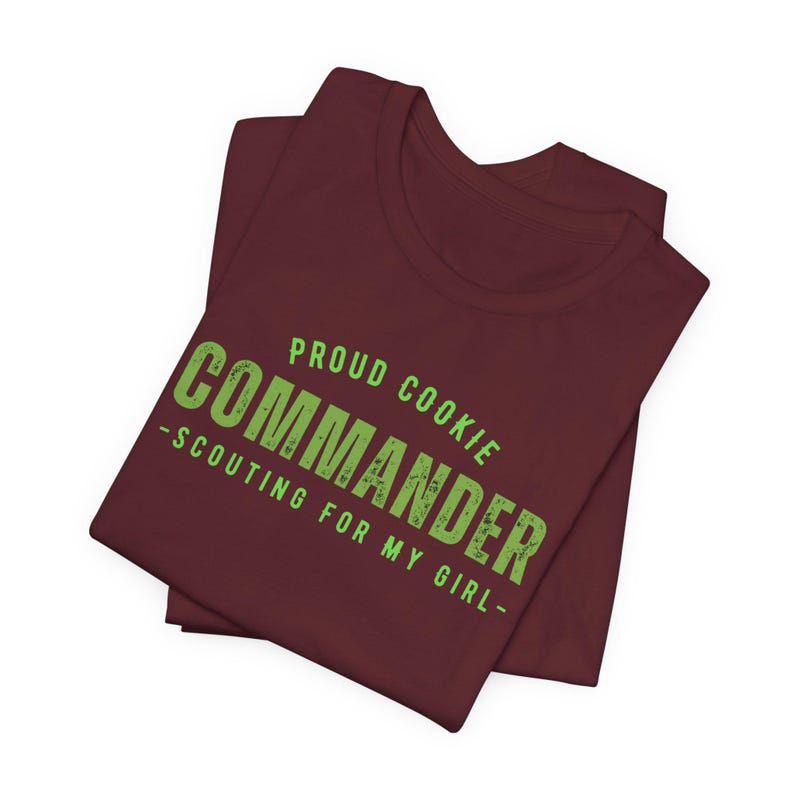 Może przedstawiać: Bordowy t-shirt z zielonym tekstem, kt&oacute;ry brzmi "Proud Cookie Commander - Scouting for my girl -"