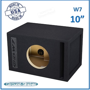 Könnte beinhalten: Schwarzer Subwoofer-Gehäuse mit einer 25,4 cm Öffnung. Das Gehäuse ist mit "W7" und "Ground-Shaker" beschriftet.