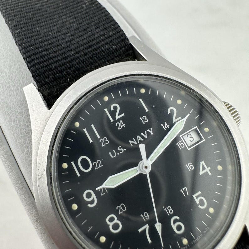 Vintage U.S. Navy 33mm Field Watch, Date, French Movement - Working image 8