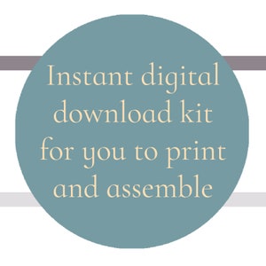 Pu&ograve; includere: Un cerchio blu turchese con il testo "Kit di download digitale istantaneo da stampare e assemblare" in un carattere giallo chiaro.