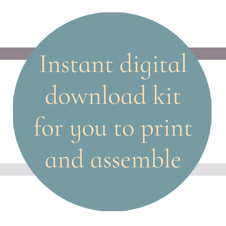 Pu&ograve; includere: Un cerchio blu turchese con il testo "Kit di download digitale istantaneo da stampare e assemblare" in un carattere giallo chiaro.
