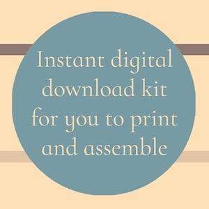 Puede incluir: Gr&aacute;fico de kit de descarga digital con texto en un c&iacute;rculo verde azulado. El texto dice: "Kit de descarga digital instant&aacute;nea para imprimir y montar". El fondo es de color beige claro con una franja horizontal marr&oacute;n.