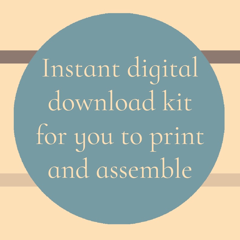 Puede incluir: Gr&aacute;fico de kit de descarga digital con texto en un c&iacute;rculo verde azulado. El texto dice: "Kit de descarga digital instant&aacute;nea para imprimir y montar". El fondo es de color beige claro con una franja horizontal marr&oacute;n.