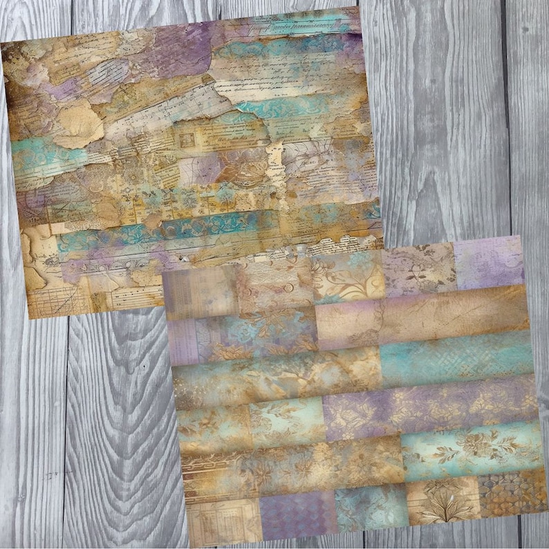 Pu&ograve; includere: Due fogli di carta digitale con un aspetto vintage e usurato. Il foglio superiore presenta un collage di testo e motivi sbiaditi in tonalit&agrave; di blu, viola e marrone. Il foglio inferiore presenta un patchwork di motivi floreali in colori simili.