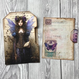 Puede incluir: Dos piezas de ef&iacute;meras de papel hechas a mano. Una es un sobre grande con una ilustraci&oacute;n de hada en tonos azules, morados y marrones. La otra es un papel m&aacute;s peque&ntilde;o con un sello de mariposa y un dise&ntilde;o de papel de contabilidad. Ambos tienen una est&eacute;tica vintage.