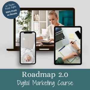 Puede incluir: Un anuncio para un curso de marketing digital llamado "Roadmap 2.0". La imagen muestra a una mujer trabajando en una computadora portátil y una tableta. La imagen también muestra una computadora portátil, una tableta y un teléfono inteligente, todos mostrando contenido diferente.