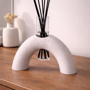 Difusor de varetas em arco | Difusor minimalista escultural | Porta-fragrâncias moderno para casa | Decoração em pedra neutra | Inclui vidro e varetas