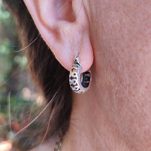 Tribal Huggie Creolen - Verkauft als Paar - Boho Damen Ohrringe - Kleine ethnische Ohrringe - Statement Ohrringe - Alltags Ohrringe