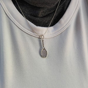 Ciondolo per racchetta da tennis ciondolo casuale GRATUITO Palla da racchetta Ciondolo per collana in argento sterling Ciondolo per braccialetto carino Ciondolo da donna/uomo immagine 2