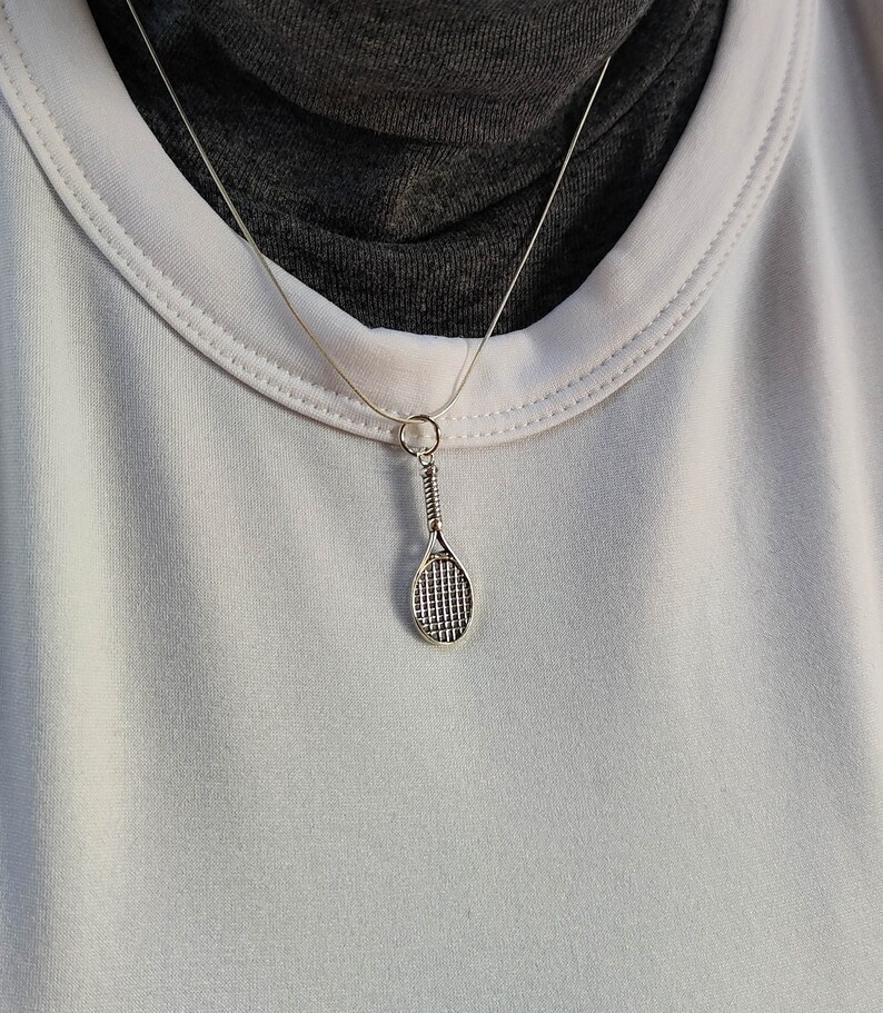 Ciondolo per racchetta da tennis ciondolo casuale GRATUITO Palla da racchetta Ciondolo per collana in argento sterling Ciondolo per braccialetto carino Ciondolo da donna/uomo immagine 2