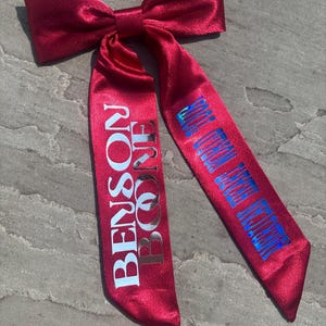 Benson Boone American Heart World Tour benutzerdefinierte Schleife - Name, Datum und Ort | 7 Schleifenfarben und endlose Textoptionen