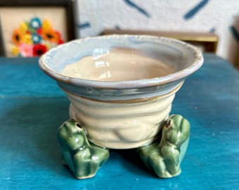 Vintage frog pottery