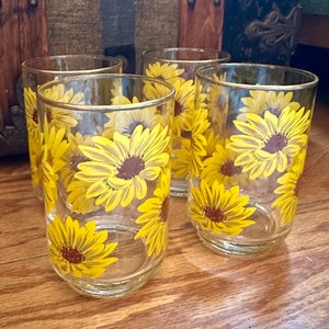 adorable vintage sunflower glassware set