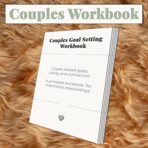 Könnte beinhalten: Ein weißes Arbeitsbuch mit dem Titel "Couples Goal Setting Workbook" mit dem Text "Erstellen Sie gemeinsame Ziele, Klarheit und Verbindung". Das Arbeitsbuch ist für absichtliche Beziehungen. Der Text "Couples Workbook" steht darüber.