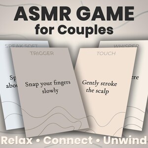 Könnte beinhalten: Ein ASMR-Spiel für Paare mit Karten mit Anweisungen wie "Schnipsen Sie langsam mit den Fingern" und "Streicheln Sie sanft die Kopfhaut". Die Karten sind hellbeige mit Text und wellenförmigen Linien. Die Worte "Entspannen, verbinden, abschalten" stehen unten.